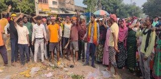 रजौली नगर पंचायत के सफाईकर्मी हड़ताल पर , मानदेय भुगतान की मांग को लेकर किया प्रदर्शन, बाजार में फैलाया कचड़ा