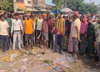 रजौली नगर पंचायत के सफाईकर्मी हड़ताल पर , मानदेय भुगतान की मांग को लेकर किया प्रदर्शन, बाजार में फैलाया कचड़ा