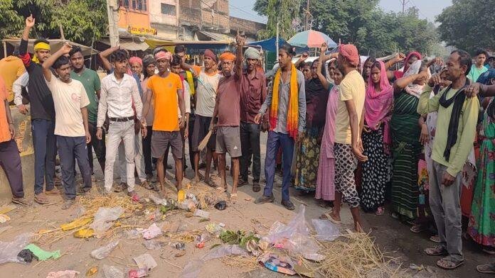 रजौली नगर पंचायत के सफाईकर्मी हड़ताल पर, मानदेय भुगतान की मांग को लेकर किया प्रदर्शन, बाजार में फैलाया कचड़ा