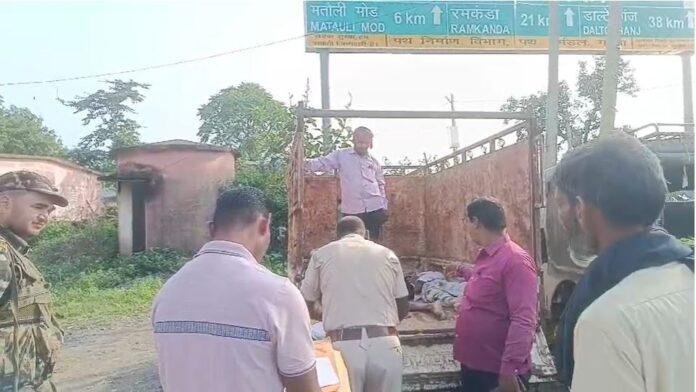 Garhwa: हाईवा ने बाइक सवार दंपती और पुत्र को कुचला, पिता-पुत्र की मौत