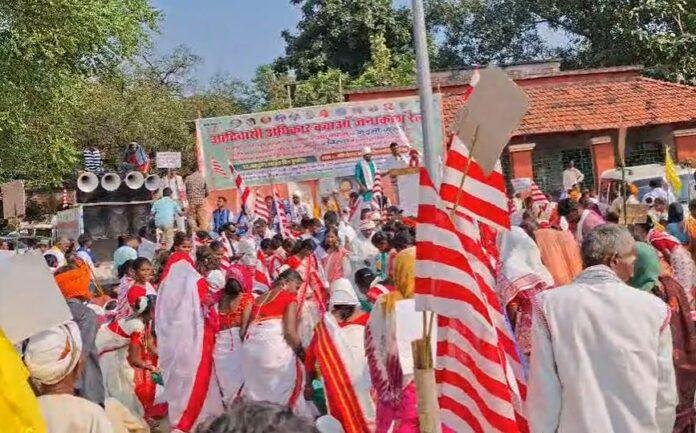 आदिवासी अधिकार बचाओ संगठन ने कुरमी/कुड़मी के ST दर्जे की मांग के विरोध में निकाली आक्रोश रैली