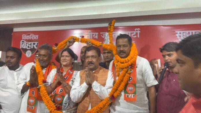 अजय निषाद की घर वापसी, पत्नी रमा के साथ BJP में हुए शामिल, दिलीप जायसवाल ने दिलायी सदस्यता