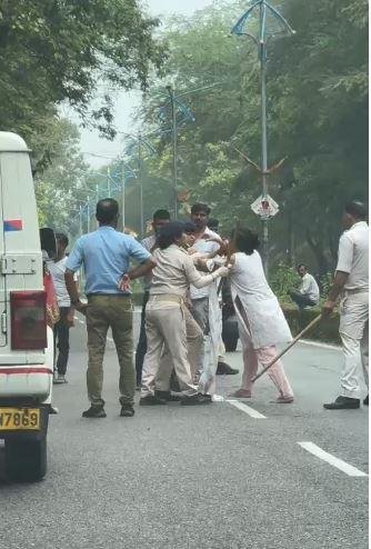 BSL Bokaro बीएसएल सुरक्षा गार्ड और अवैध पानी कनेक्शन से कार वाशिंग चला रहे लोगों में हाथापाई, मौके पर मचा हंगामा