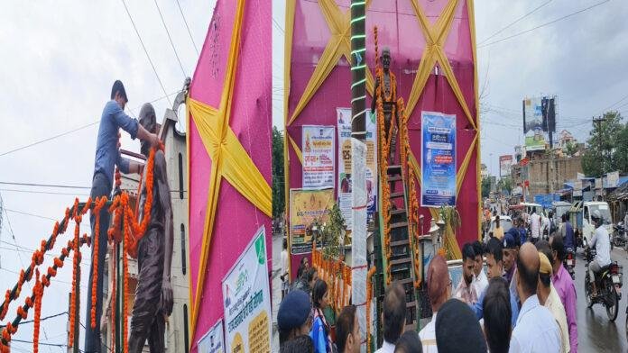 बेतिया के जिलाधिकारी ने गांधीजी की जयंती पर किया माल्यार्पण व दी श्रद्धांजलि