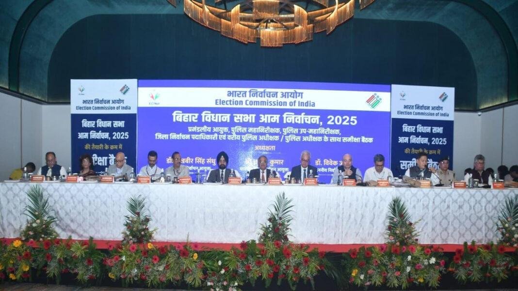 मुख्य चुनाव आयुक्त ने कमिश्नर, IG, DIG, DEO, SSP व SP के साथ कर रहे बैठक