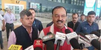 चुनावी दौरे पर उपमुख्यमंत्री केशव प्रसाद मौर्य, तेजस्वी-राहुल गांधी पर साधा निशाना पटना ; चुनावी दौरे पर पटना पहुँचे उत्तर प्रदेश के उपमुख्यमंत्री केशव प्रसाद मौर्य ने तेजस्वी- राहुल गांधी पर बड़ा बयान दिया है और कहा कि राहुल गांधी 2029 लोकसभा चुनाव की तैयारी कर रहे हैं जबकि तेजस्वी यादव 2030 की तैयारी कर रहे हैं इसीलिए राहुल गांधी जलेबी छान रहे हैं और तेजस्वी यादव आराम से सोए हुए हैं। आयोध्या में दीपावली पर दीये जलाये जाने वाले पर कांग्रेस के बयान पर केशव प्रसाद मौर्य ने कहा कि नफरत का जीत जा रहा है उन्होंने कहा कि उनकी भावना क्या है देख लीजिए सीधे तौर पर रामराज की स्थापना हो रही है । हम लोग रामराज के साथ-साथ सुशासन की स्थापना कर रहे हैं । वहीं सासाराम में राष्ट्रीय जनता दल के प्रत्याशी की डकैती मामले में गिरफ्तारी पर उन्होंने कहा कि यह तो उनकी परिपाटी है और उनकी संस्कृति है सीधे समझिए कि बिहार को तेजस्वी यादव ने लूटा देश को कांग्रेस ने लूटा इन लोगों की संस्कृति यही है इससे ज्यादा मैं इस पर क्या बोल सकता हूं। रंजीत कुमार की रिपोर्ट