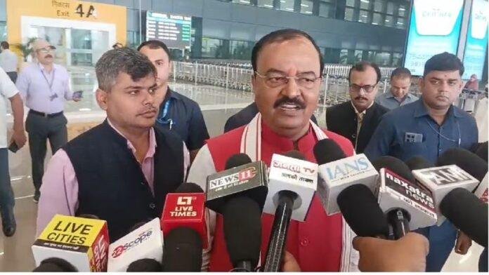 चुनावी दौरे पर उपमुख्यमंत्री केशव प्रसाद मौर्य, तेजस्वी-राहुल गांधी पर साधा निशाना पटना ; चुनावी दौरे पर पटना पहुँचे उत्तर प्रदेश के उपमुख्यमंत्री केशव प्रसाद मौर्य ने तेजस्वी- राहुल गांधी पर बड़ा बयान दिया है और कहा कि राहुल गांधी 2029 लोकसभा चुनाव की तैयारी कर रहे हैं जबकि तेजस्वी यादव 2030 की तैयारी कर रहे हैं इसीलिए राहुल गांधी जलेबी छान रहे हैं और तेजस्वी यादव आराम से सोए हुए हैं। आयोध्या में दीपावली पर दीये जलाये जाने वाले पर कांग्रेस के बयान पर केशव प्रसाद मौर्य ने कहा कि नफरत का जीत जा रहा है उन्होंने कहा कि उनकी भावना क्या है देख लीजिए सीधे तौर पर रामराज की स्थापना हो रही है । हम लोग रामराज के साथ-साथ सुशासन की स्थापना कर रहे हैं । वहीं सासाराम में राष्ट्रीय जनता दल के प्रत्याशी की डकैती मामले में गिरफ्तारी पर उन्होंने कहा कि यह तो उनकी परिपाटी है और उनकी संस्कृति है सीधे समझिए कि बिहार को तेजस्वी यादव ने लूटा देश को कांग्रेस ने लूटा इन लोगों की संस्कृति यही है इससे ज्यादा मैं इस पर क्या बोल सकता हूं। रंजीत कुमार की रिपोर्ट