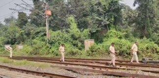 रेलवे लाइन के पास पेड़ से लटका मिला युवक का शव, जांच में जुटी पुलिस