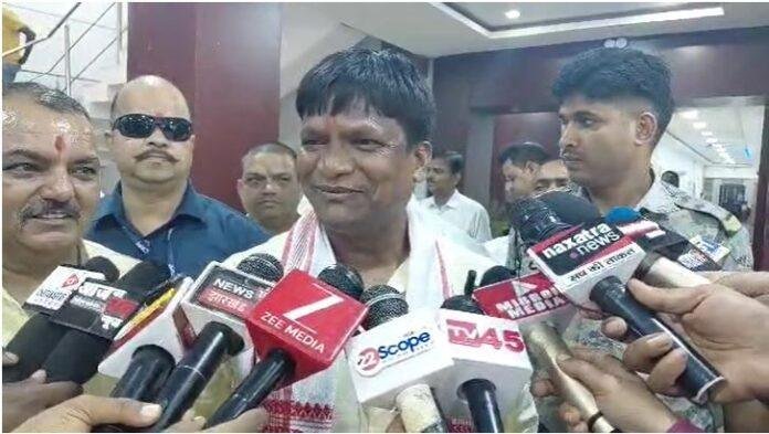 Dhullu mahto गया पुल चौड़ीकरण और बरमसिया ओवरब्रिज का निर्माण कार्य जल्द शुरू होगा, सांसद ढुल्लू महतो ने डीआरएम से की मुलाकात