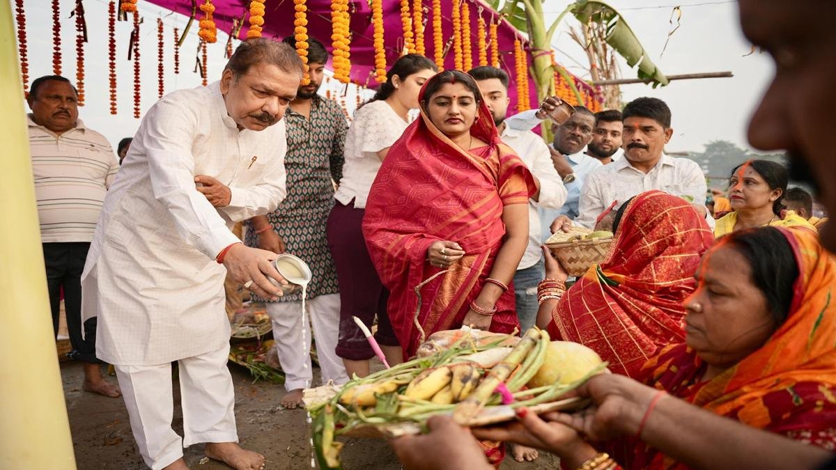 छठ व्रती अहले सुबह घाटों पर पहुंचकर भगवान भास्कर को दिया अर्घ्य, पटना में नीतीश व चिराग ने दिया अर्घ्य 7 22Scope News Dilip 3 22Scope News