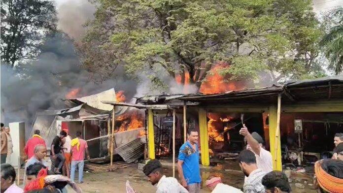 Bokaro: दुंदीबाग बाजार में भीषण आग, आधा दर्जन दुकानें जलकर खाक
