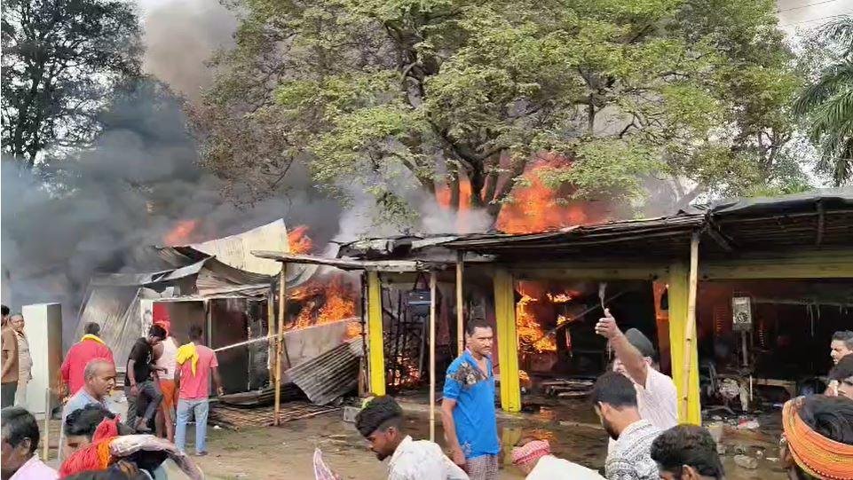 Bokaro: दुंदीबाग बाजार में भीषण आग, आधा दर्जन दुकानें जलकर खाक