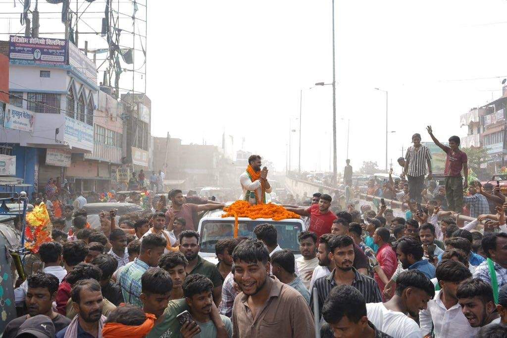 छपरा राजद समर्थकों ने खेसारी को दूध से नहलाया, सिक्कों से तौल कर किया स्वागत, बोले - ये नाचने वाला देगा भाजपा को पटखनी 5 22Scope News G38v5I0X0AEv7Rv 22Scope News