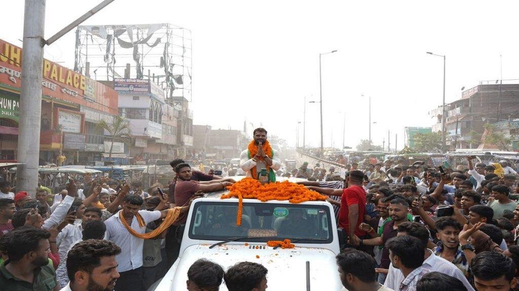 छपरा राजद समर्थकों ने खेसारी को दूध से नहलाया, सिक्कों से तौल कर किया स्वागत, बोले - ये नाचने वाला देगा भाजपा को पटखनी 6 22Scope News G38v5I4W8AAzUDP 22Scope News