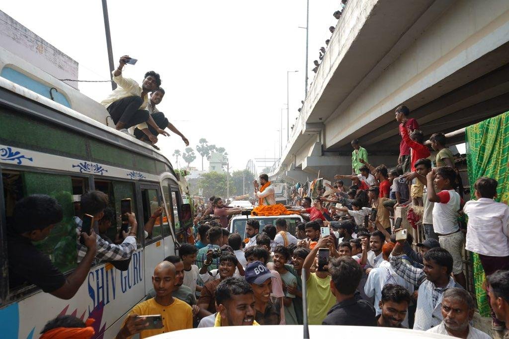 छपरा राजद समर्थकों ने खेसारी को दूध से नहलाया, सिक्कों से तौल कर किया स्वागत, बोले - ये नाचने वाला देगा भाजपा को पटखनी 7 22Scope News G38v5I5XcAAtQQW 22Scope News