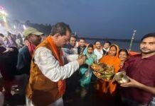 विजय सिन्हा ने लखीसराय में दिया अस्ताचलगामी सूर्य को अर्घ्य, प्रदेश की खुशहाली की कामना की विजय सिन्हा