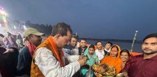 विजय सिन्हा ने लखीसराय में दिया अस्ताचलगामी सूर्य को अर्घ्य, प्रदेश की खुशहाली की कामना की विजय सिन्हा