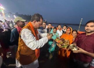 विजय सिन्हा ने लखीसराय में दिया अस्ताचलगामी सूर्य को अर्घ्य, प्रदेश की खुशहाली की कामना की विजय सिन्हा