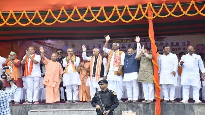 सिवान में गरजे योगी , बोले - भारी वर्षा के बावजूद जनता का यह जनसैलाब अडिग निष्ठा और जनभावना की गहराई को दर्शाता है सिवान में गरजे योगी, बोले- भारी वर्षा के बावजूद जनता का जनसैलाब अडिग, निष्ठा और जनभावना की गहराई को दर्शाता है