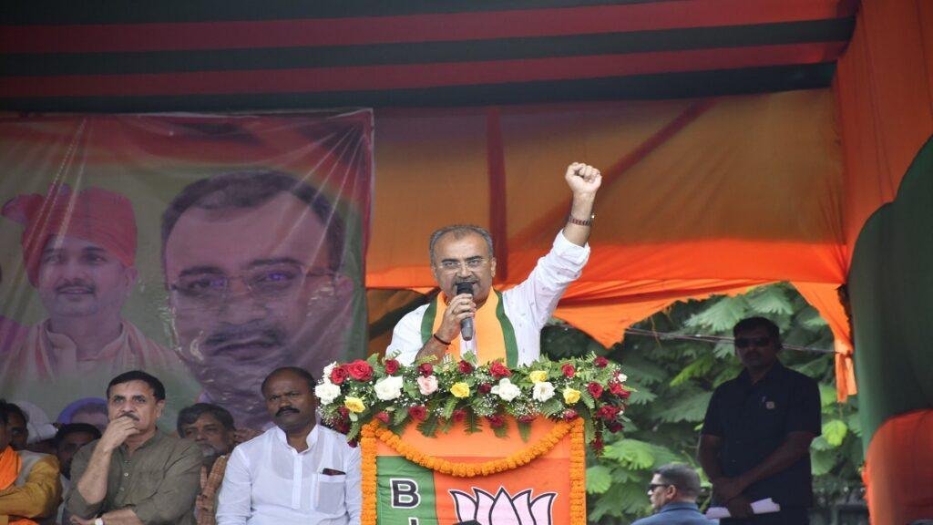 सिवान में गरजे योगी, बोले- भारी वर्षा के बावजूद जनता का जनसैलाब अडिग, निष्ठा और जनभावना की गहराई को दर्शाता है 5 22Scope News G4k9 x2bIAAM9dh 22Scope News