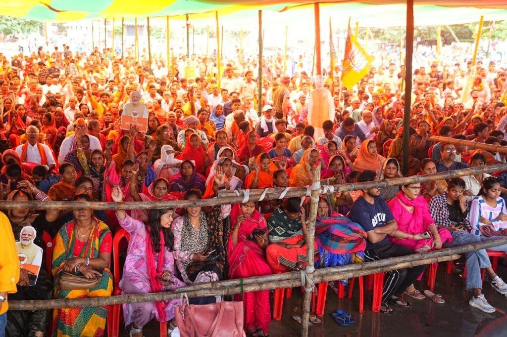 सिवान में गरजे योगी, बोले- भारी वर्षा के बावजूद जनता का जनसैलाब अडिग, निष्ठा और जनभावना की गहराई को दर्शाता है 6 22Scope News G4k9 xkbEAAIW0z 22Scope News