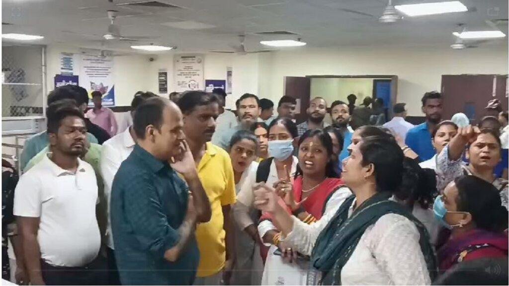 GMCH में डॉक्टरों की गुंडागर्दी , शव को बनाया बंधक, गुस्साये परिजनों ने किया हंगामा, प्रदर्शन से ओपीडी सेवा ठप्प 3 22Scope News GM1 22Scope News