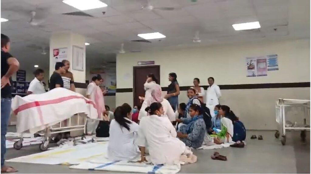 GMCH में डॉक्टरों की गुंडागर्दी , शव को बनाया बंधक, गुस्साये परिजनों ने किया हंगामा, प्रदर्शन से ओपीडी सेवा ठप्प 4 22Scope News GM3 22Scope News
