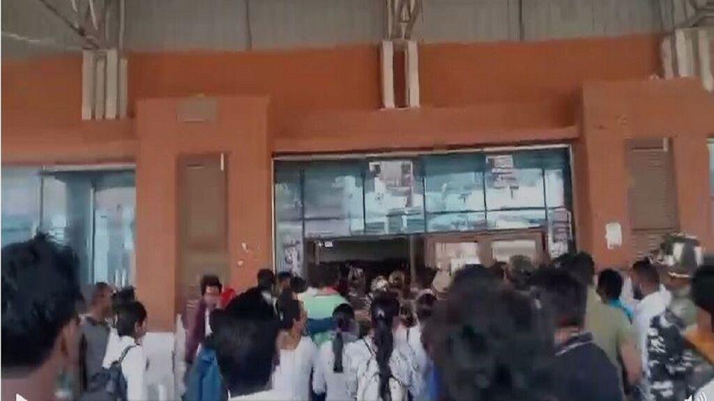 GMCH में डॉक्टरों की गुंडागर्दी , शव को बनाया बंधक, गुस्साये परिजनों ने किया हंगामा, प्रदर्शन से ओपीडी सेवा ठप्प 6 22Scope News GM34 22Scope News