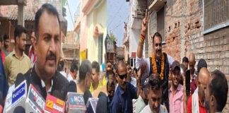 BSP प्रत्याशी चितरंजन कुमार ने चलाया चुनावी अभियान, लोगों ने पुष्प वर्षा कर किया जोरदार स्वागत BSP प्रत्याशी चितरंजन कुमार ने चलाया चुनावी अभियान, लोगों ने पुष्प वर्षा कर किया जोरदार स्वागत