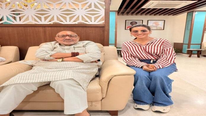 गिरिराज सिंह से मिली अक्षरा सिंह, लिखा- प्राप्त हुआ आशीर्वाद