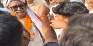 जनसंपर्क के दौरान JDU उम्मीदवार चंदेश्वर चंद्रवंशी का विरोध