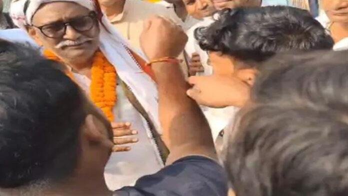 जनसंपर्क के दौरान JDU उम्मीदवार चंदेश्वर चंद्रवंशी का विरोध