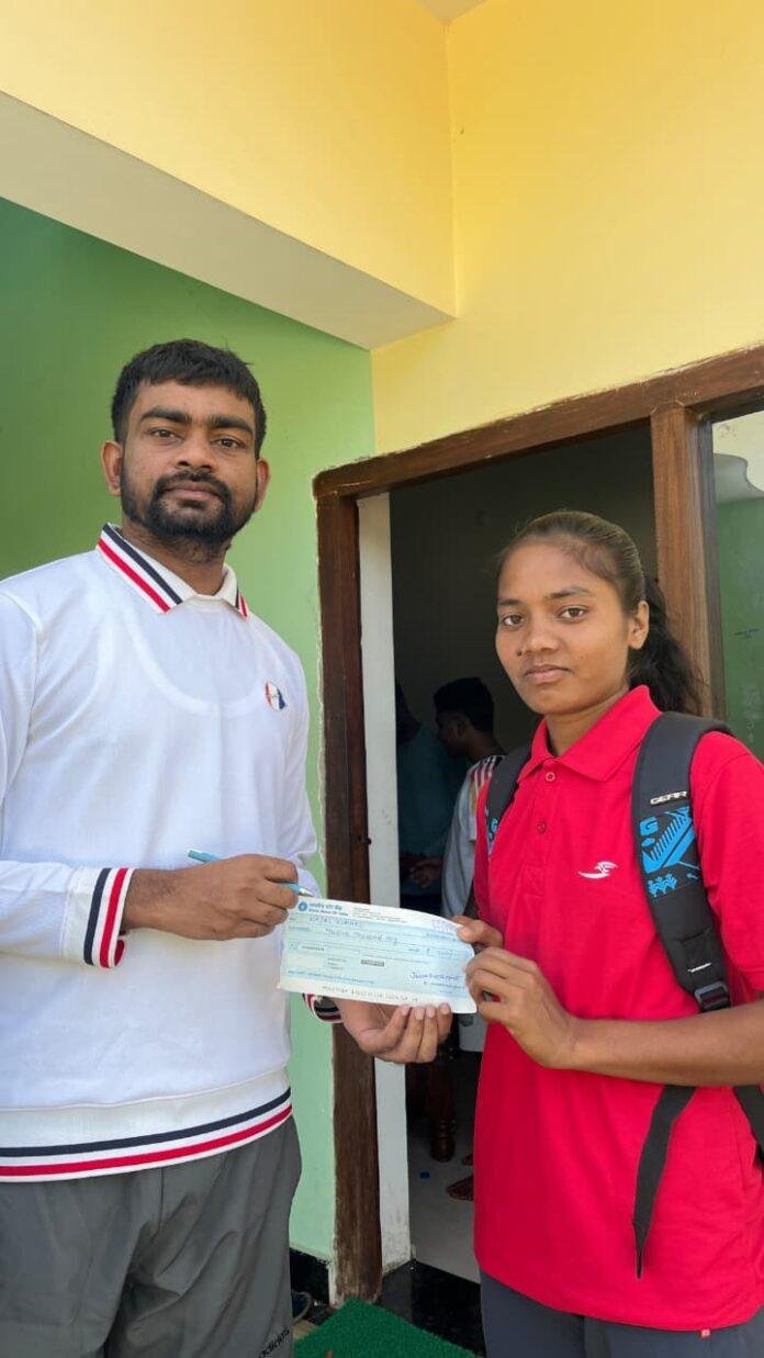 डुमरी विधायक जयराम महतो ने खिलाड़ी काजल कुमारी को दिया आर्थिक सहयोग