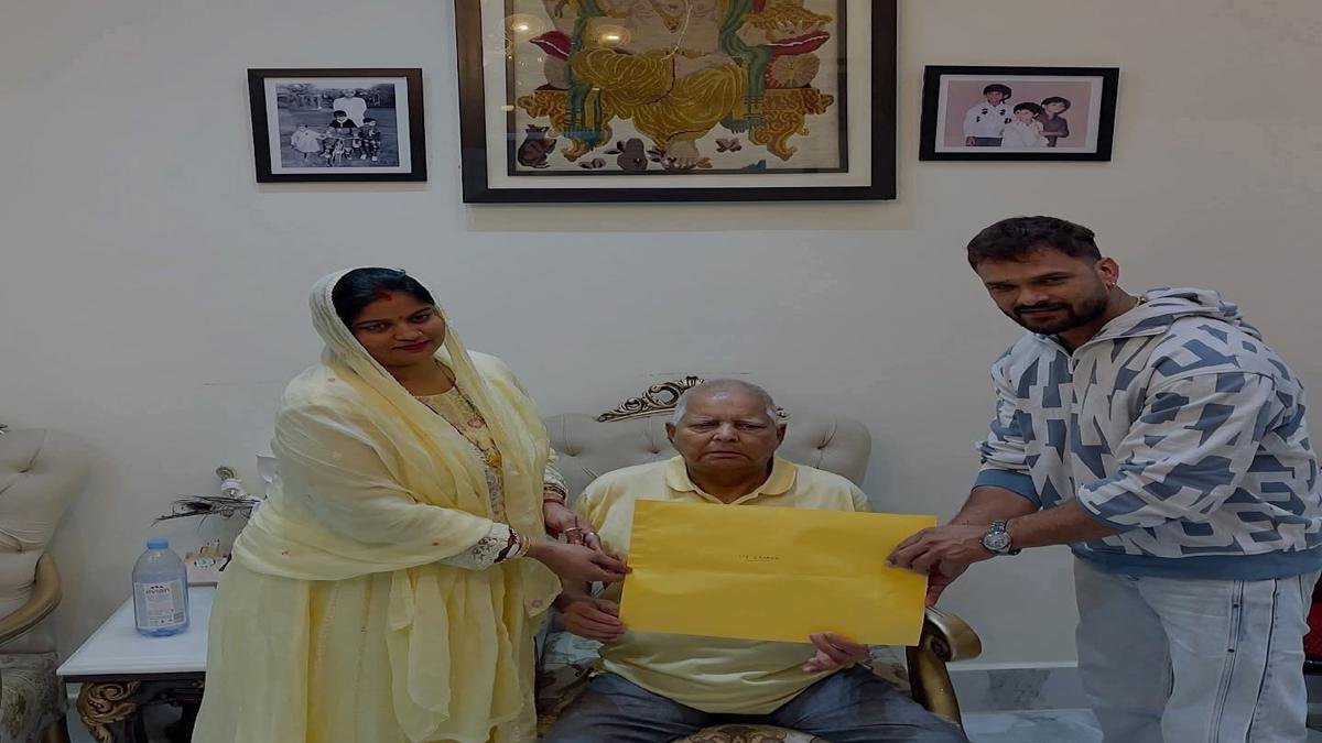 खेसारी यादव की पत्नी चंदा देवी नहीं लड़ पाएंगी चुनाव, वोटर लिस्ट में नाम नहीं 3 22Scope News Khesari Lal Yadav 1 22Scope News