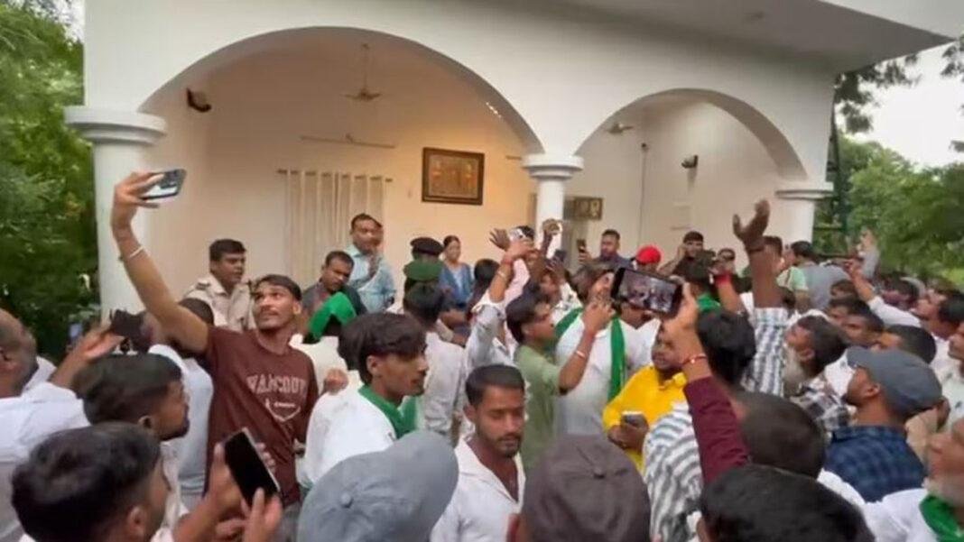 लालू-राबड़ी के घर के अंदर भारी हंगामा, लोग बोले- 'नहीं चाहिए चोर विधायक'