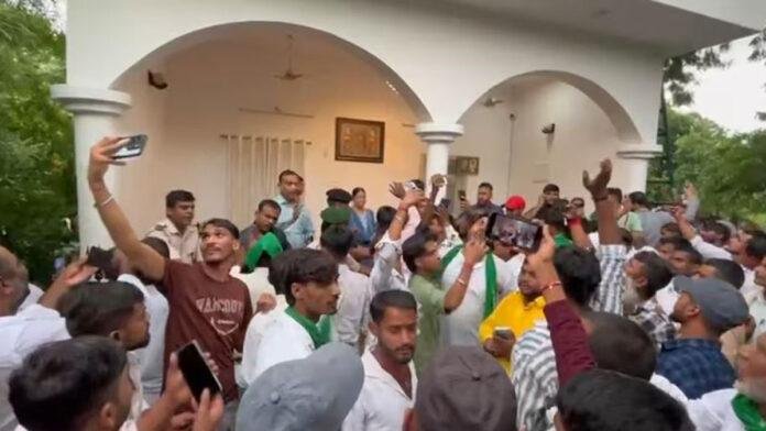 लालू-राबड़ी के घर के अंदर भारी हंगामा, लोग बोले- 'नहीं चाहिए चोर विधायक'