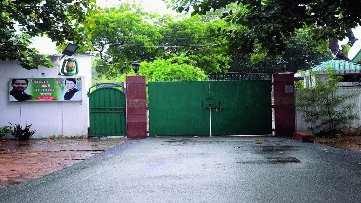 लालू-राबड़ी के घर के अंदर भारी हंगामा, लोग बोले- 'नहीं चाहिए चोर विधायक'