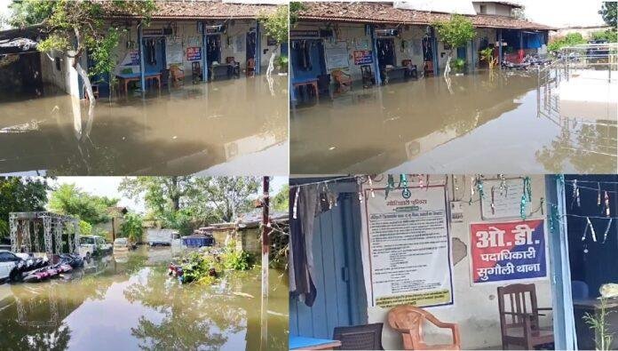 सिकरहना नदी के उफान से सुगौली थाना जलमग्न, पानी में भी मोर्चे पर डटे हैं पुलिसकर्मी