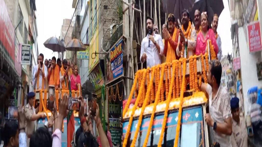 NDA प्रत्याशी बबलू मंडल के समर्थन में सांसद मनोज तिवारी ने किया रोड शो