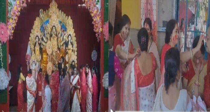 बंगाली महिलाओं ने सिंदूर की होली खेल कर दी माता को विदाई, पति की लंबी आयु का मांगा आशीष