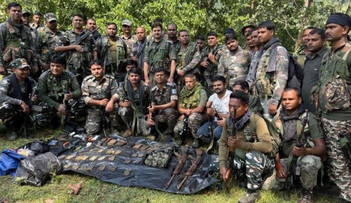 Hazaribagh Naxal Operation: नक्सल विरोधी अभियान में बड़ी सफलता, दो SLR राइफल और भारी मात्रा में कारतूस बरामद