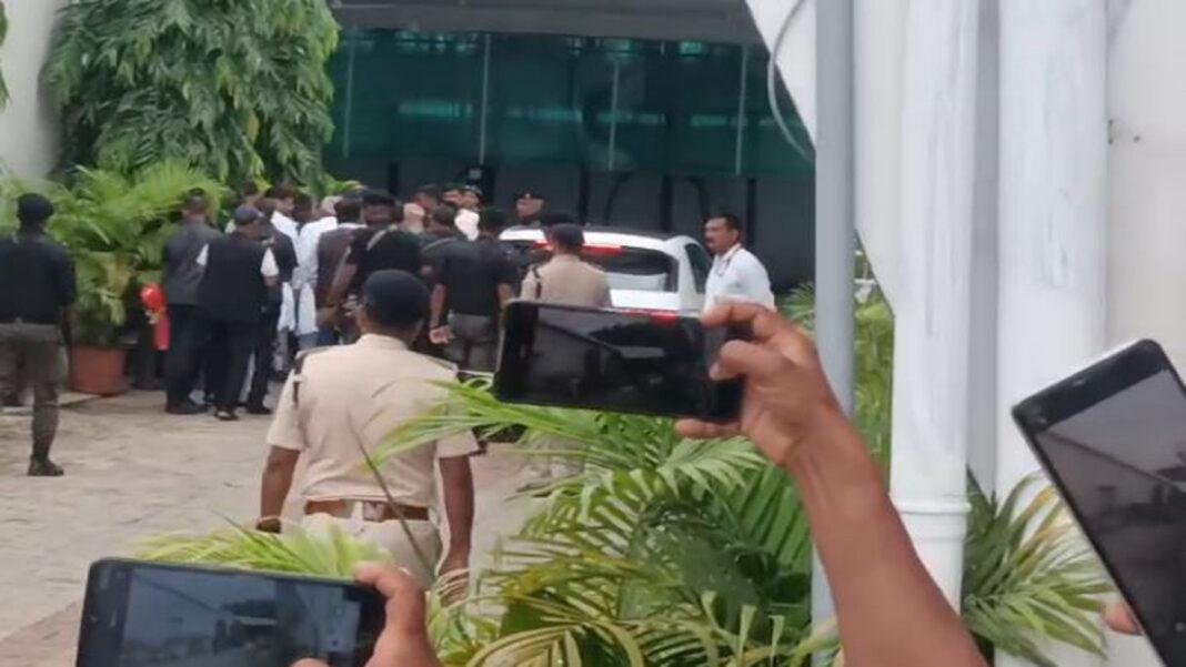 अचानक JDU दफ्तर पहुंचे नीतीश, अल्पसंख्यकों के साथ कर रहे हैं बैठक
