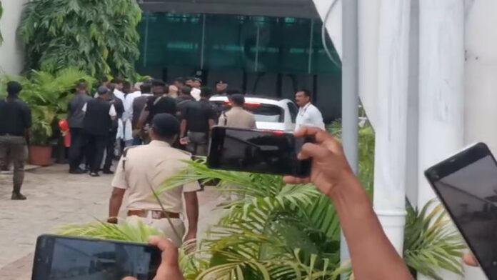 अचानक JDU दफ्तर पहुंचे नीतीश, अल्पसंख्यकों के साथ कर रहे हैं बैठक
