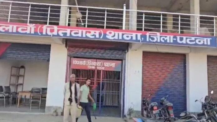 पुलिस ने गुप्त सूचना के आधार पर छापेमारी कर पूर्व मुखिया प्रत्याशी को हथियार के साथ किया गिरफ्तार