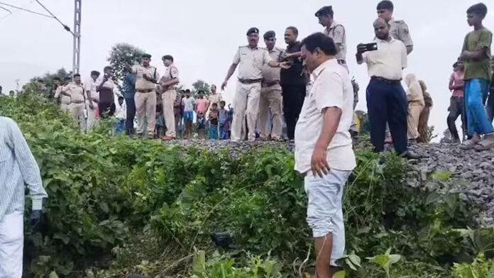 मेला देखकर लौट रहे पूर्णिया में वंदे भारत ट्रेन से कट कर 4 की मौत, एक की हालत गंभीर