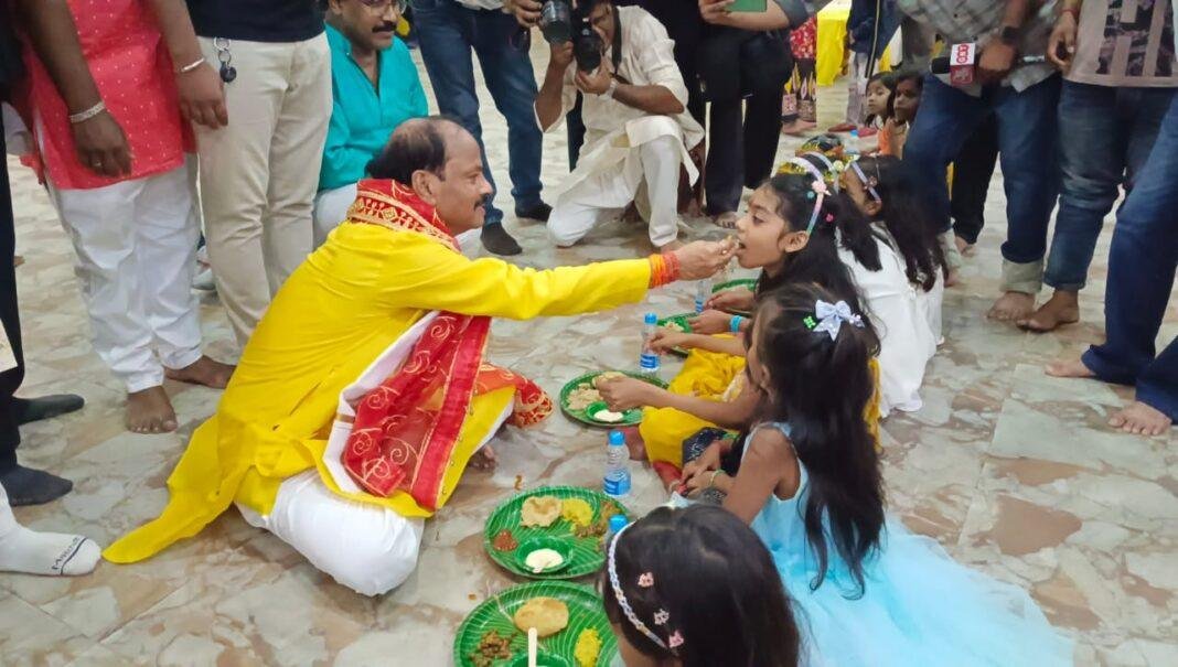 Jamshedpur: रघुवर दास ने परिवार संग किया पारंपरिक कन्या पूजन, 9 कन्याओं को कराया भोजन