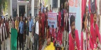जिलाधिकारी ने मतदाता जागरूकता अभियान के तहत कलाकारों की टीम को किया रवाना, दिखाई हरी झंडी