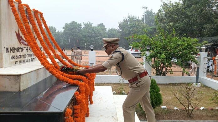 पुलिस संस्मरण दिवस पर शहीद पुलिसकर्मियों को दी गई श्रद्धांजलि, एसपी ने परिजनों को किया सम्मानित