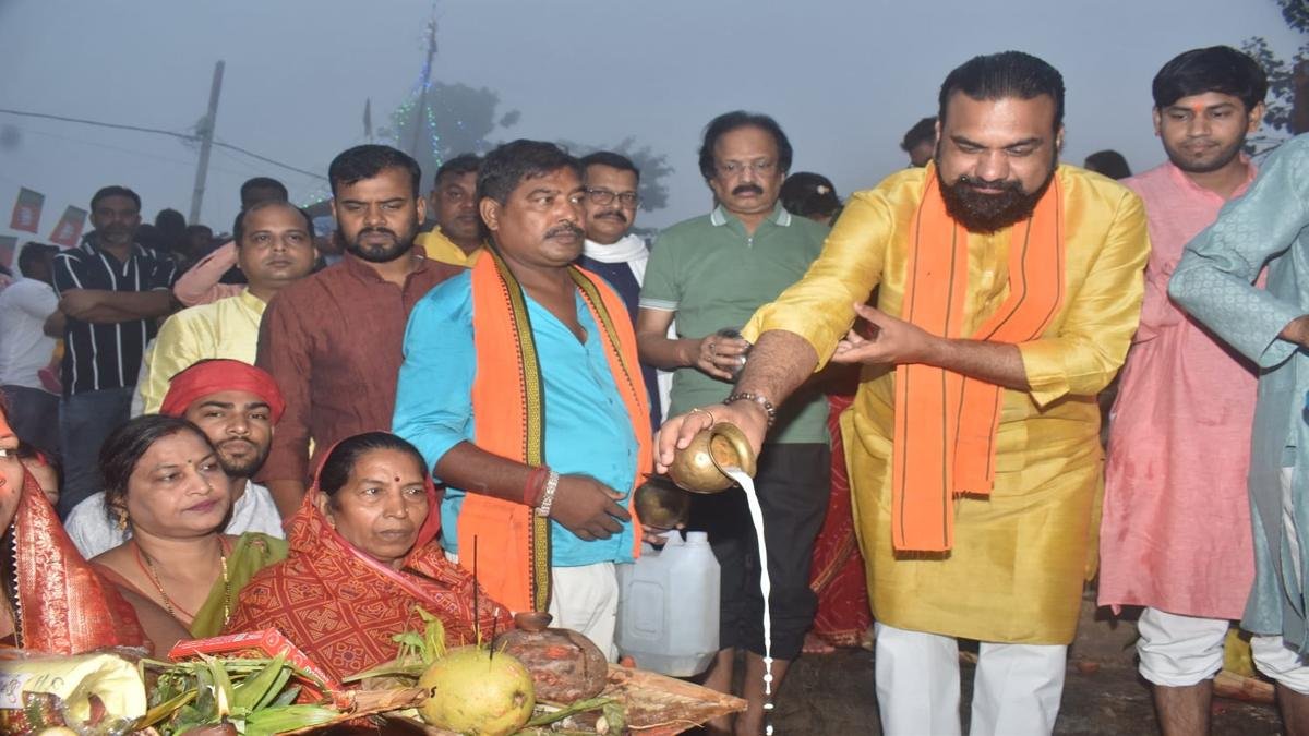 छठ व्रती अहले सुबह घाटों पर पहुंचकर भगवान भास्कर को दिया अर्घ्य, पटना में नीतीश व चिराग ने दिया अर्घ्य 5 22Scope News Samrat 22Scope News