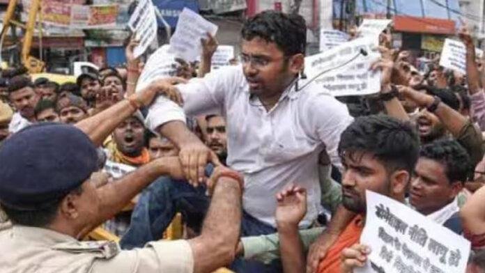 भारी बारिश के बीच राजधानी में अभ्यर्थियों का आंदोलन, जा रहे थे सीएम हाउस घेरने पुलिस ने रोका